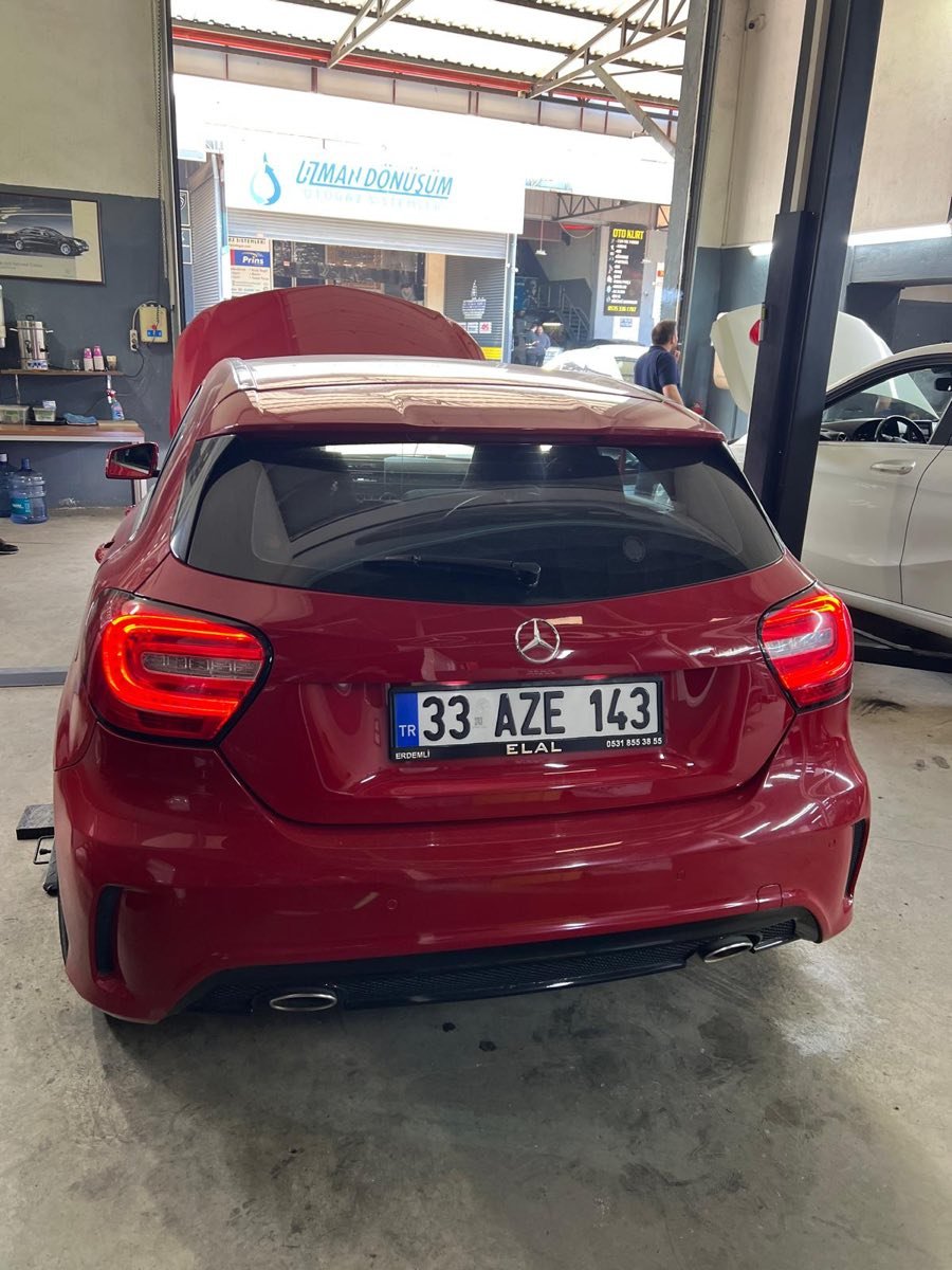 Asmer serviste motor kaputu açık kırmızı Mercedes A-Serisi periyodik bakımda, Gölcük Kocaeli