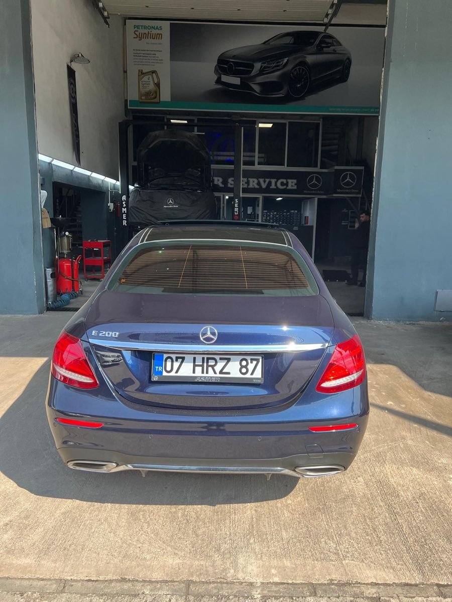 Mercedes E200 sedan Asmer servis kapısında bakım için bekliyor Kocaeli Gölcük