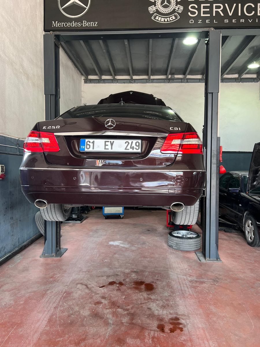 Lift üzerinde tekerlekleri sökülmüş Mercedes E250 CDI alt takım ve fren bakımı Asmer Gölcük Kocaeli