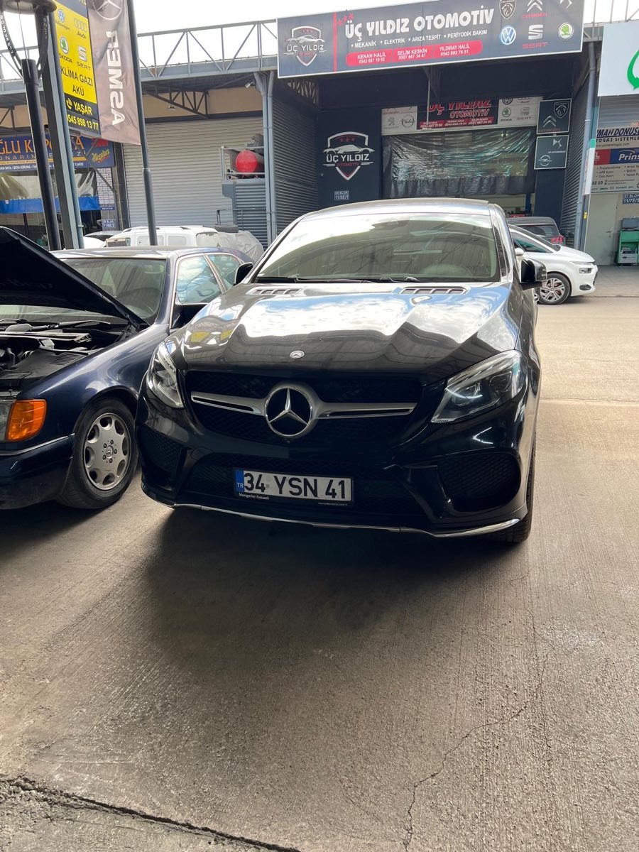Asmer servis önünde siyah Mercedes GLE Coupe ve klasik Mercedes araçlar, Kocaeli Gölcük