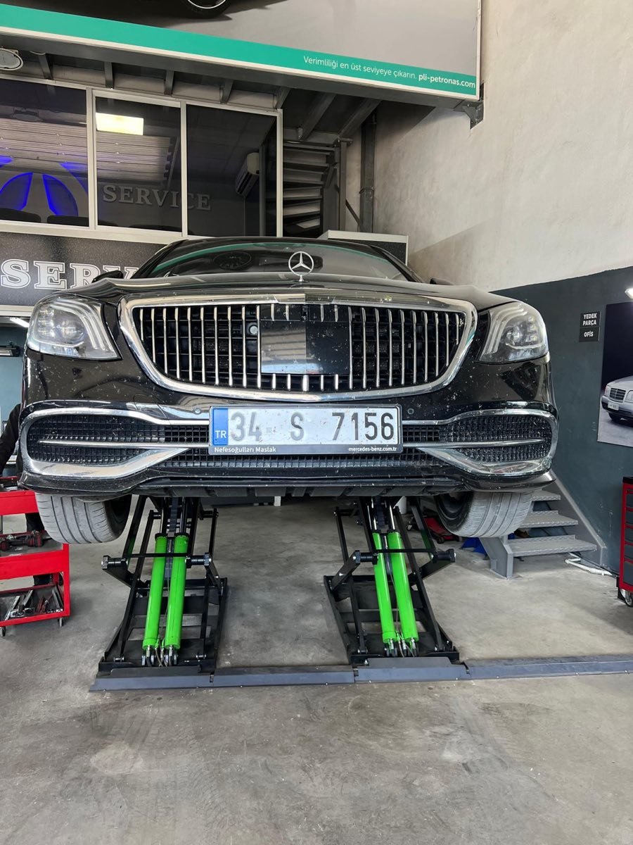 Siyah Mercedes Maybach makaslı lift üzerinde kaldırılmış, Asmer Gölcük Kocaeli alt takım servisi