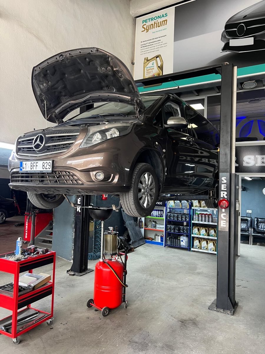 Asmer serviste lift üzerinde kaputu açık Mercedes Vito yağ değişimi ve bakımı, Gölcük Kocaeli