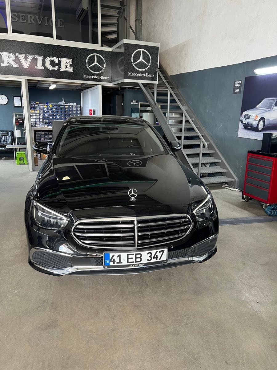 Asmer Mercedes-Benz servisinde siyah Mercedes E serisi araç, Gölcük Kocaeli özel servis